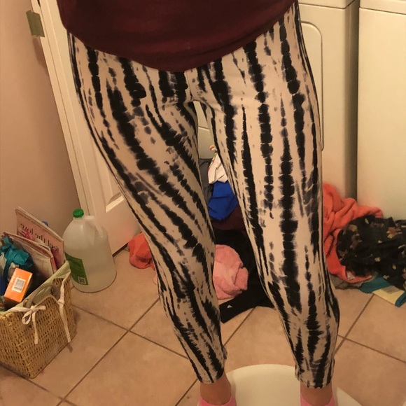 Patterned b&w leggings - Picture 2 of 4